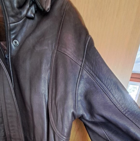 Canadian Made Leather coat with detachable hood. - Picture 6 of 10